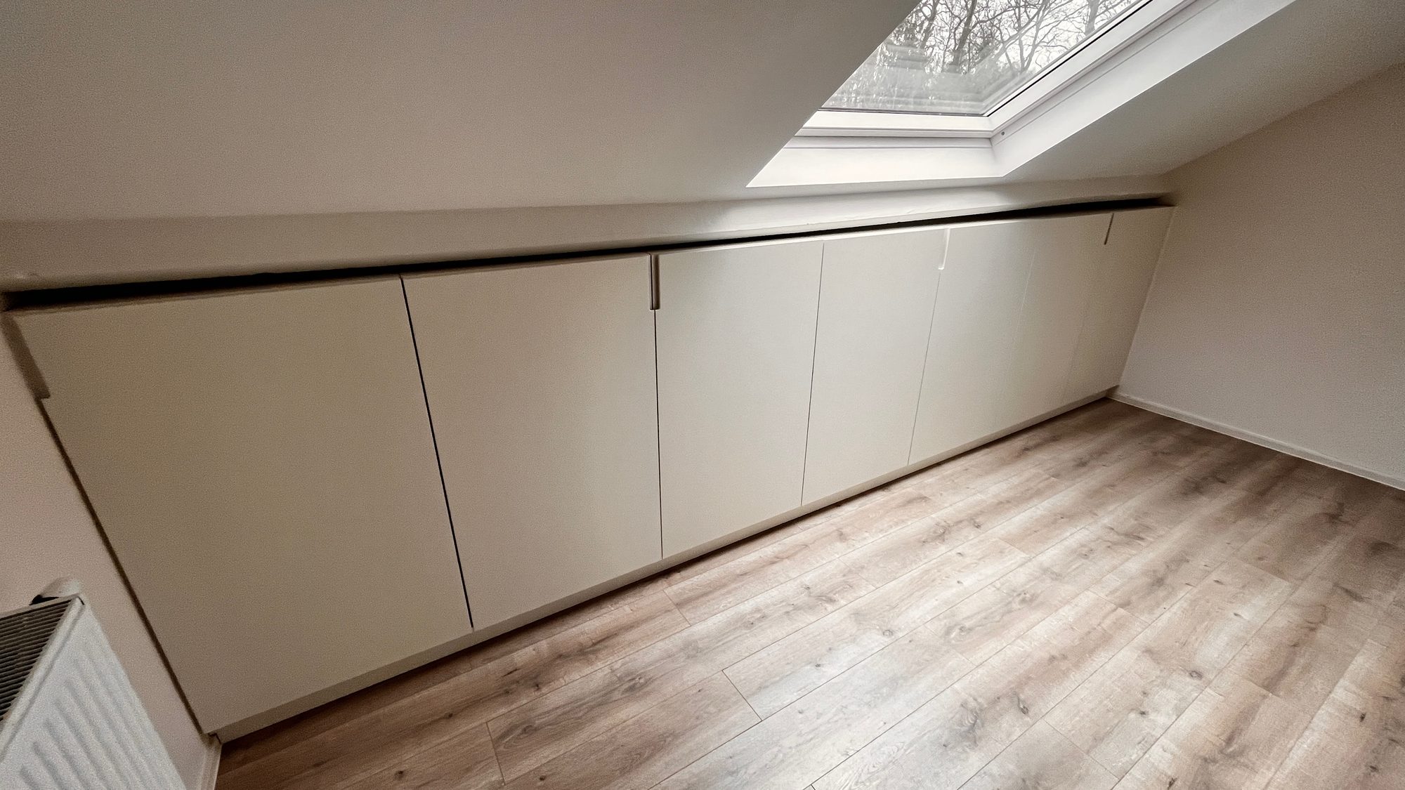 Rangement sur mesure exploitant une pente de toit
