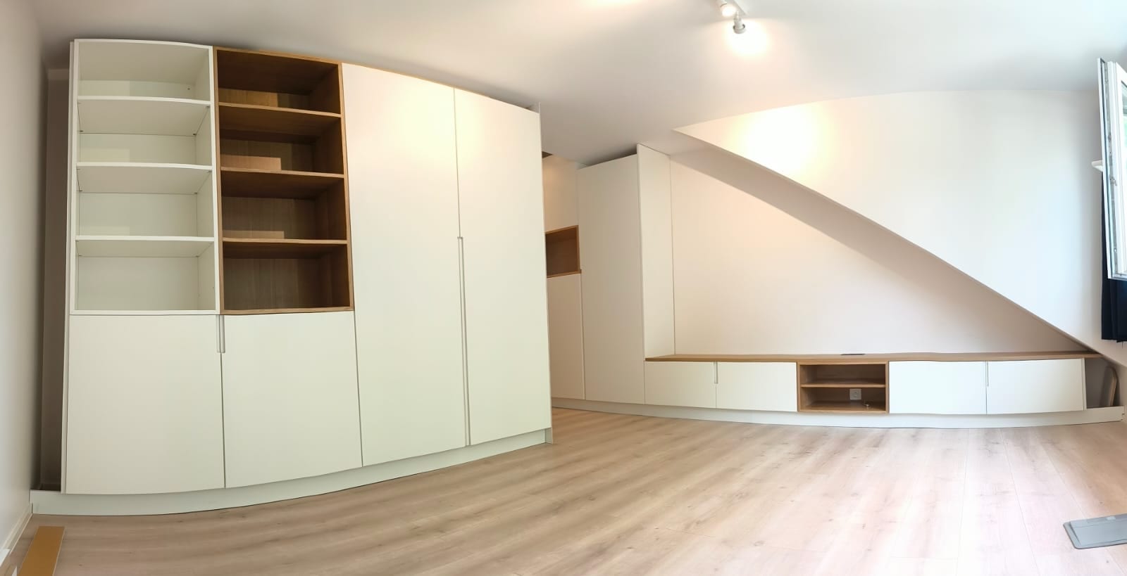 Bureau, bibliothèque et meuble TV sous toiture — Belgique