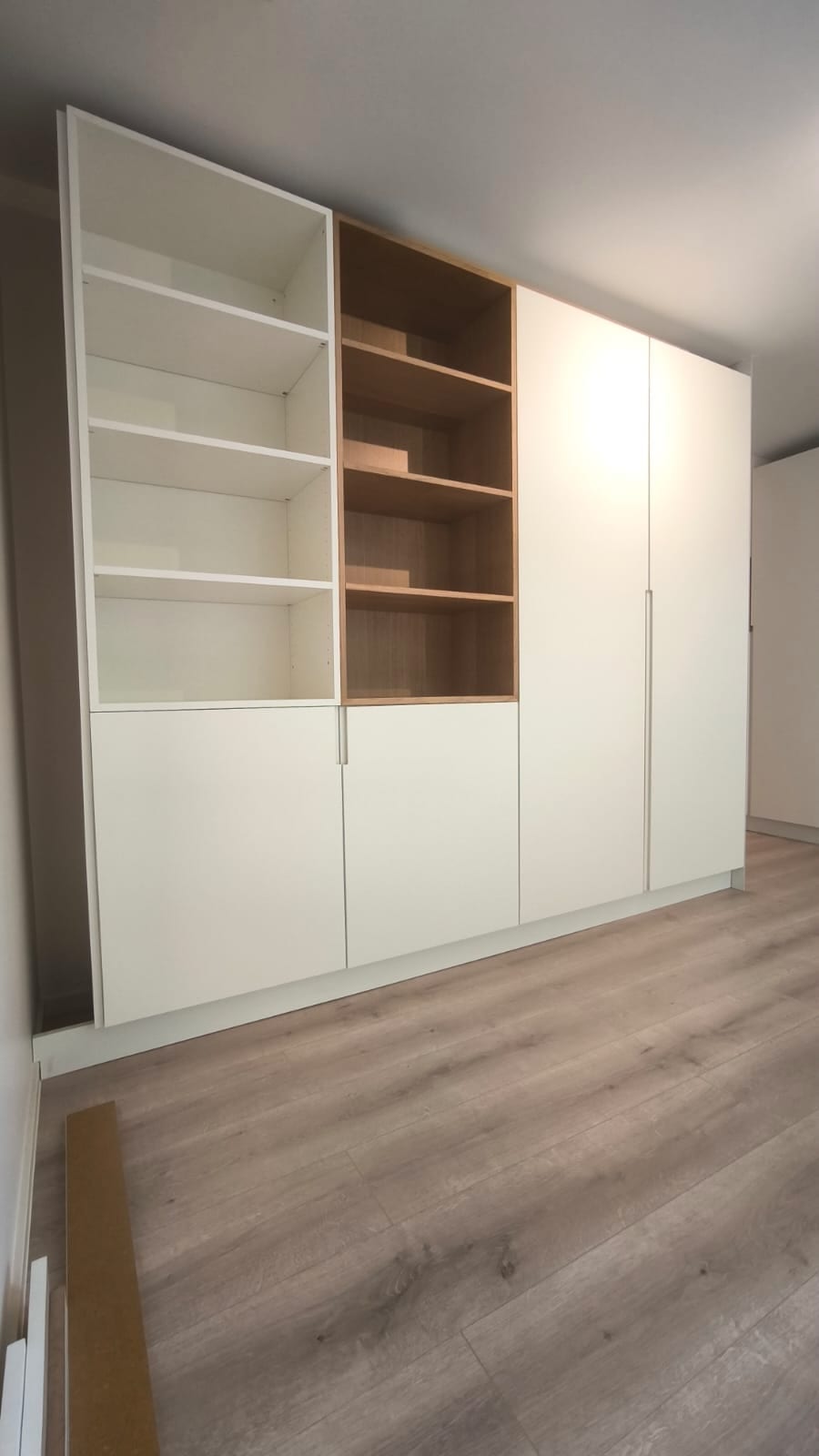 Niches ouvertes en chêne dans les façades blanches
