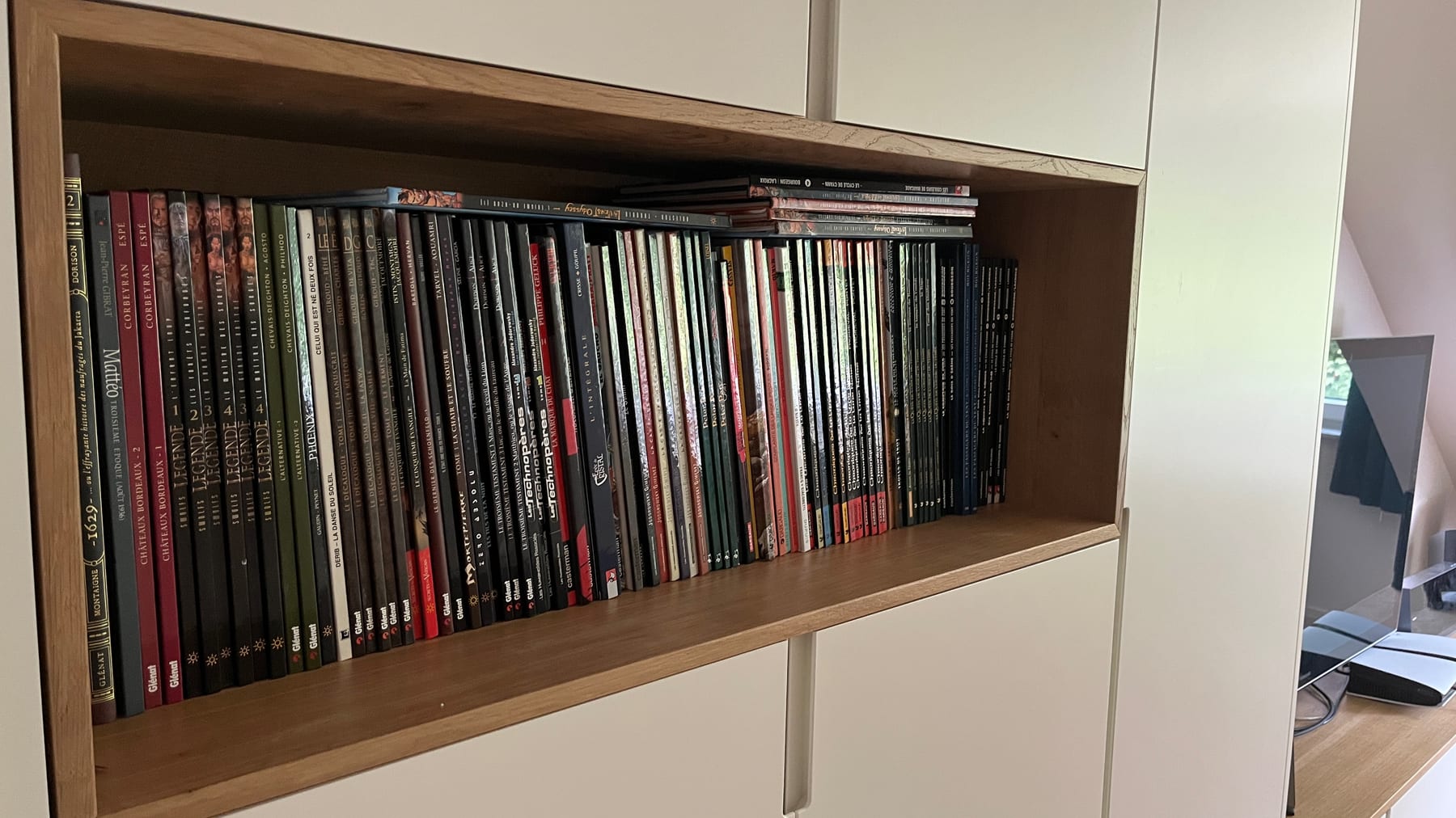 Collection de BD dans une niche en chêne