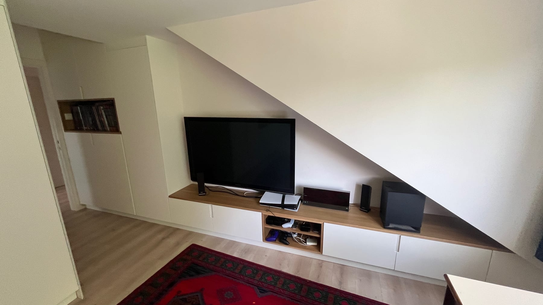 Meuble TV bas sous la pente