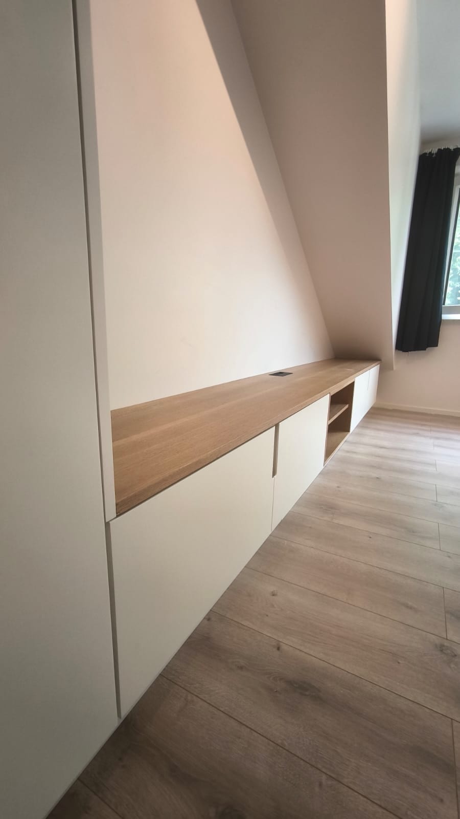 Meuble TV filant, niche en chêne