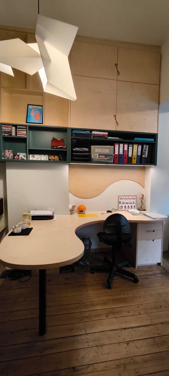 Bureau intégré organique en bouleau — Liège