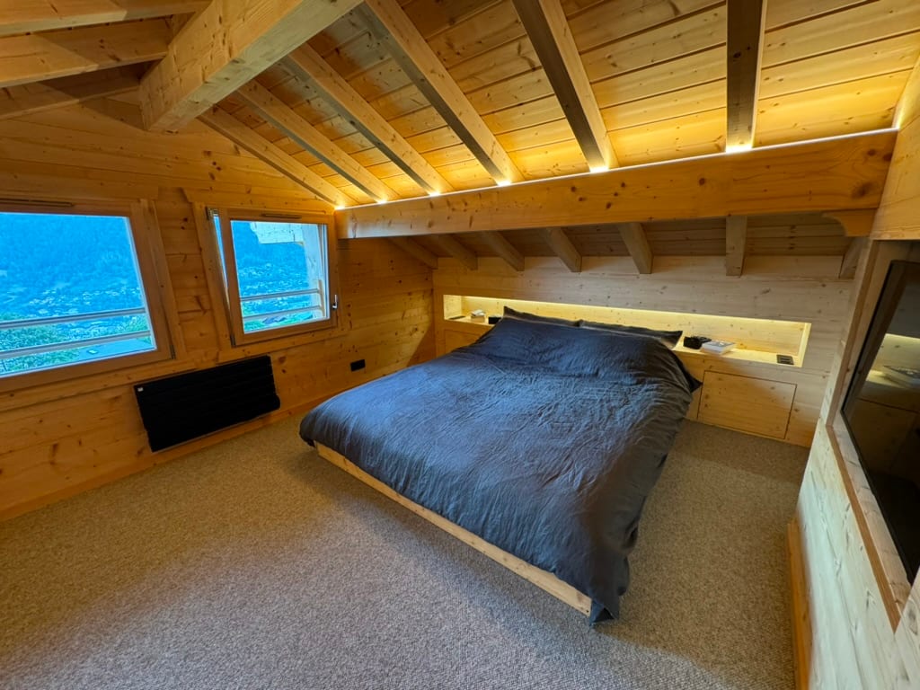 Lit sous pente avec niche de tête éclairée par LED
