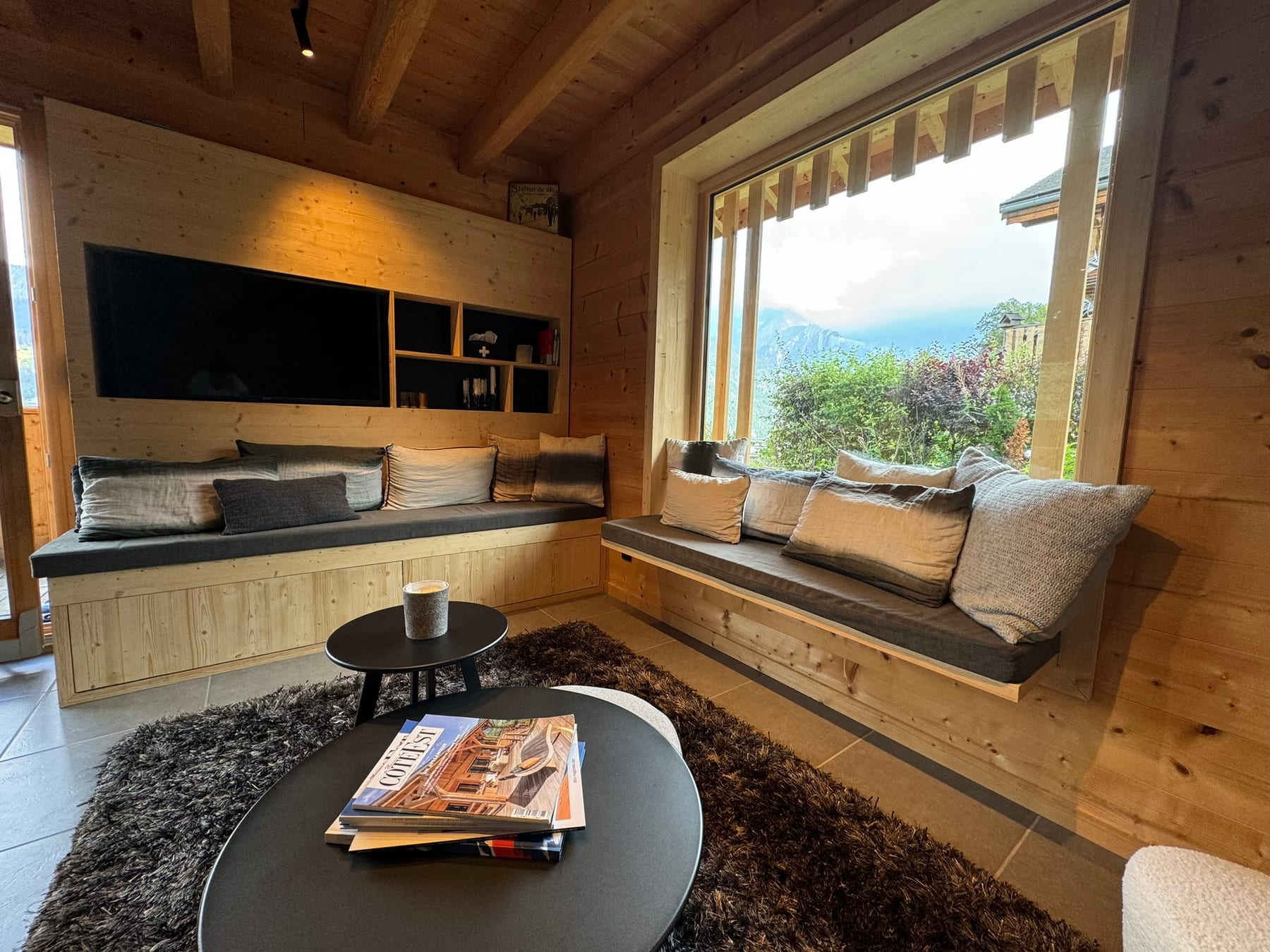Banquette de fenêtre avec coffres et niches TV