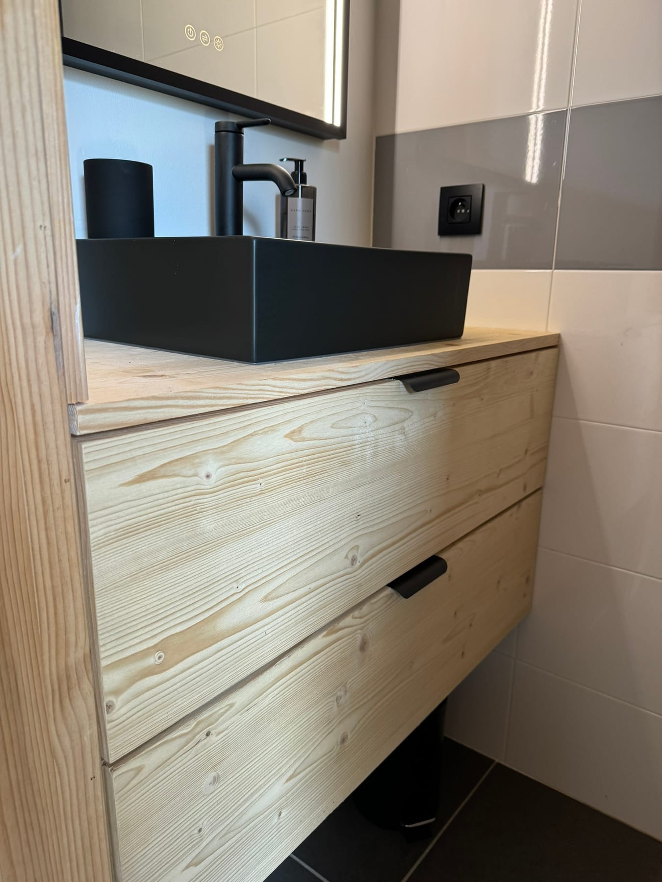 Meuble vasque en sapin, vasque noire