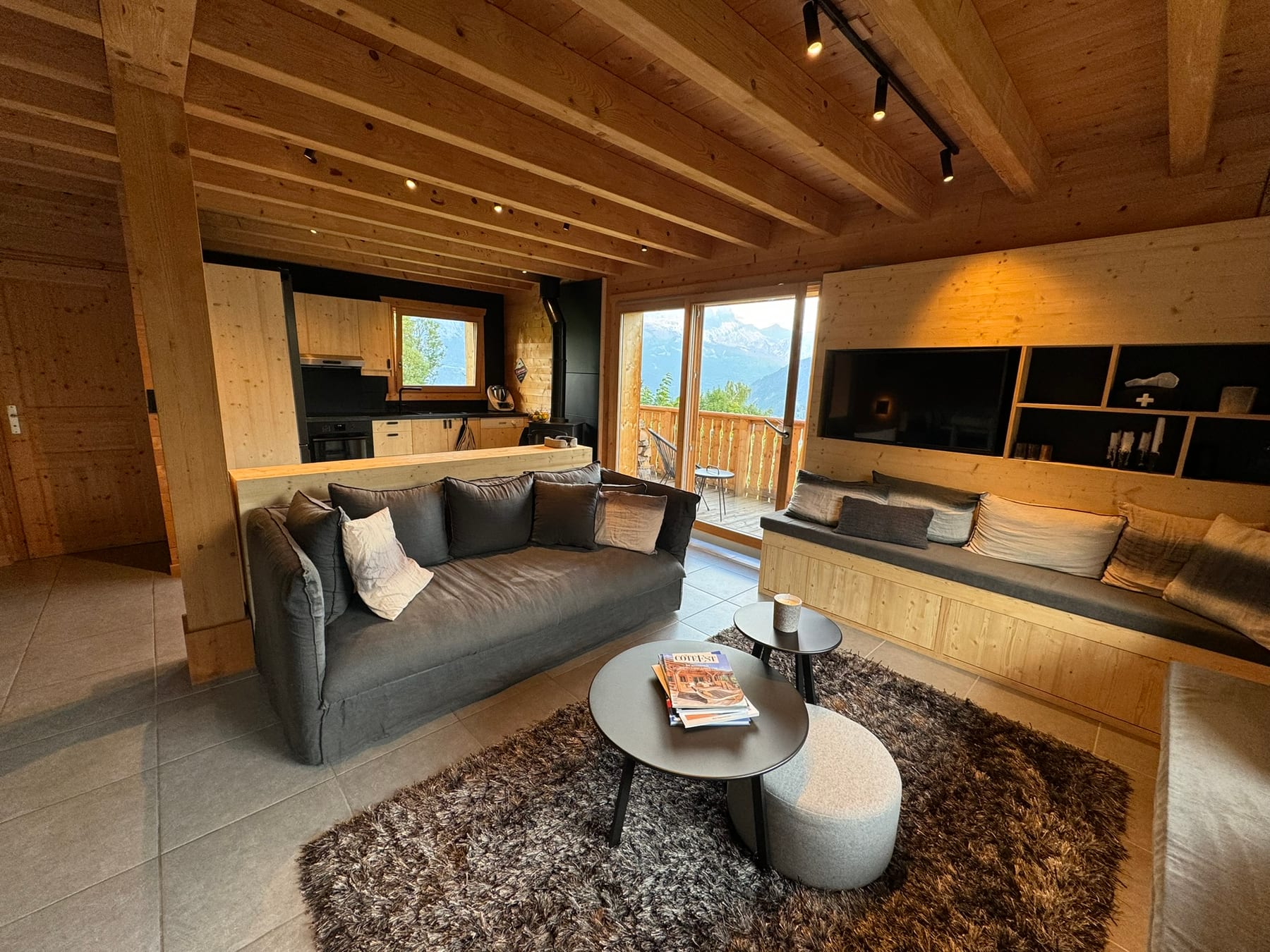 Salon, meuble TV à niches et banquette