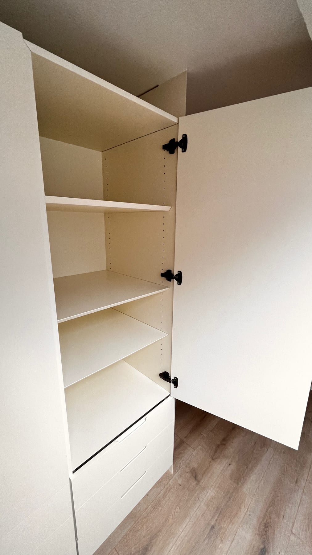 Intérieur : étagères réglables