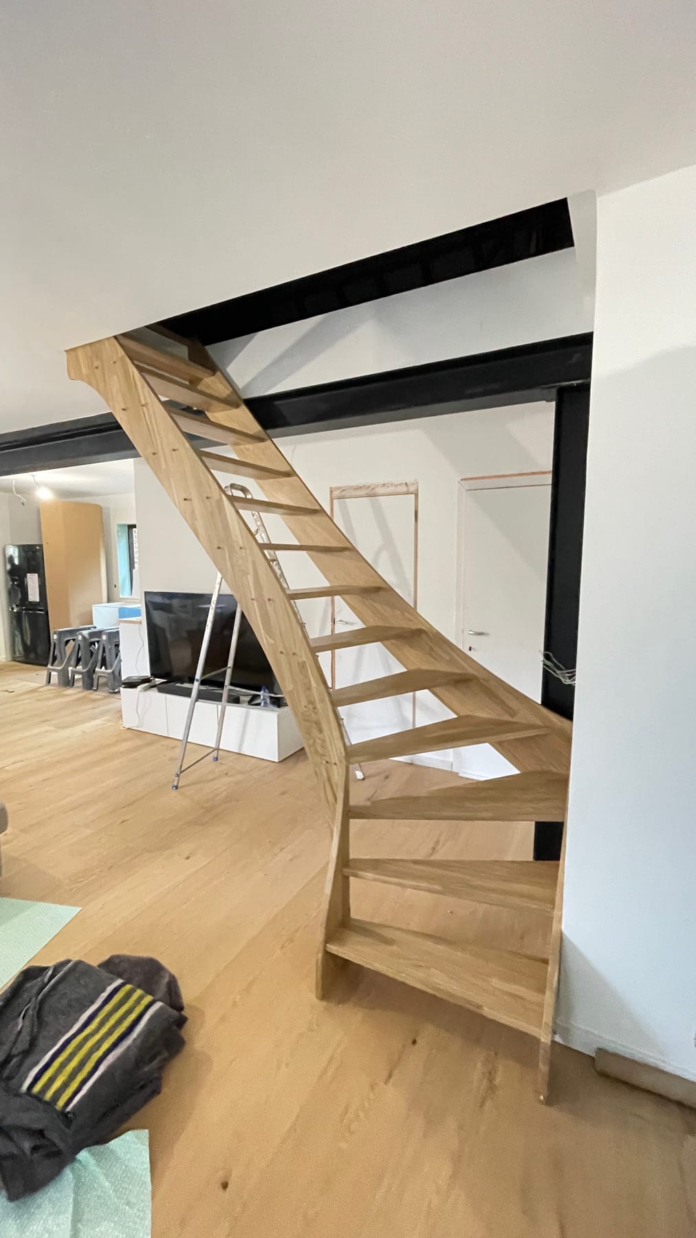 Escalier ouvert en chêne lamellé-collé — Belgique