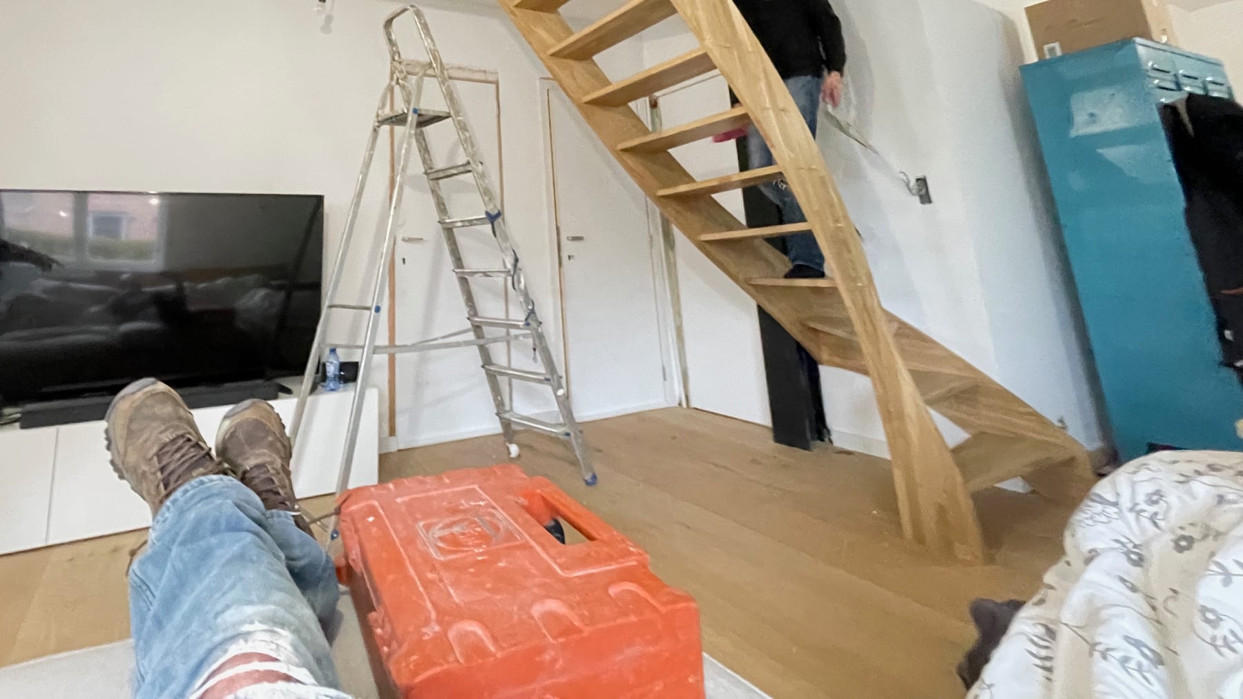 Pose de l’escalier dans la pièce de vie