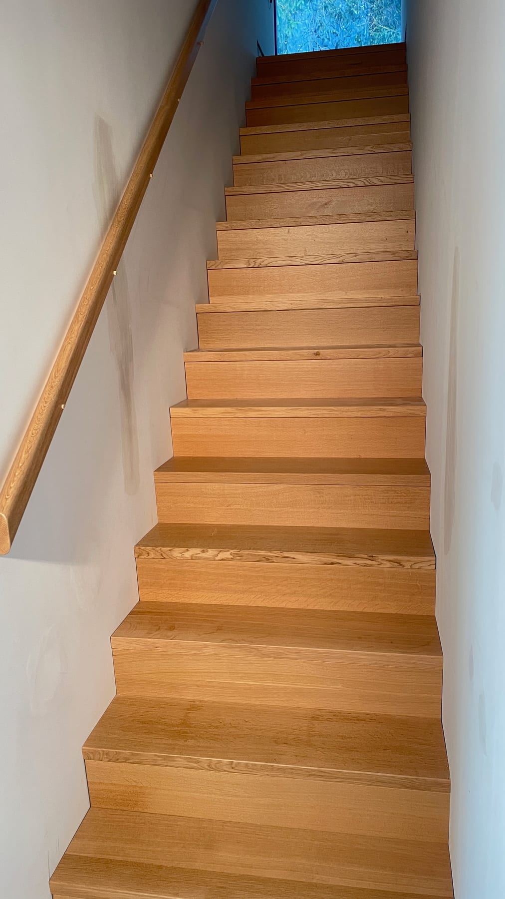 Escalier en chêne avec main courante éclairée — Belgique
