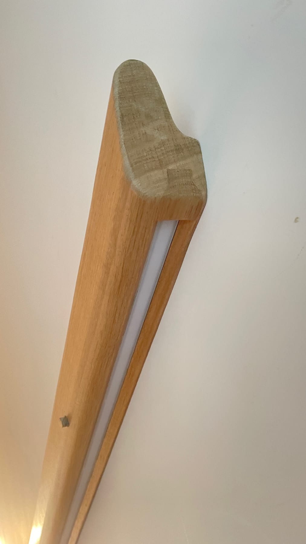 Main courante creusée pour le bandeau LED
