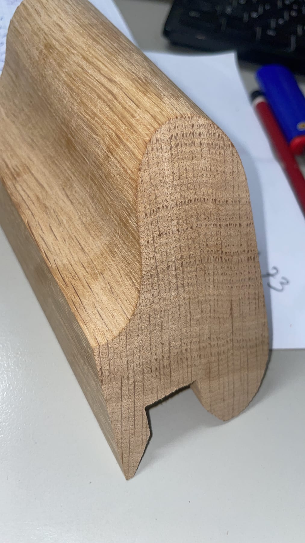 Main courante en chêne avant finition, à l’atelier