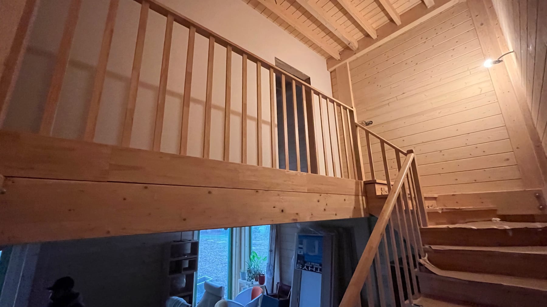 Vue de la mezzanine et de l’escalier