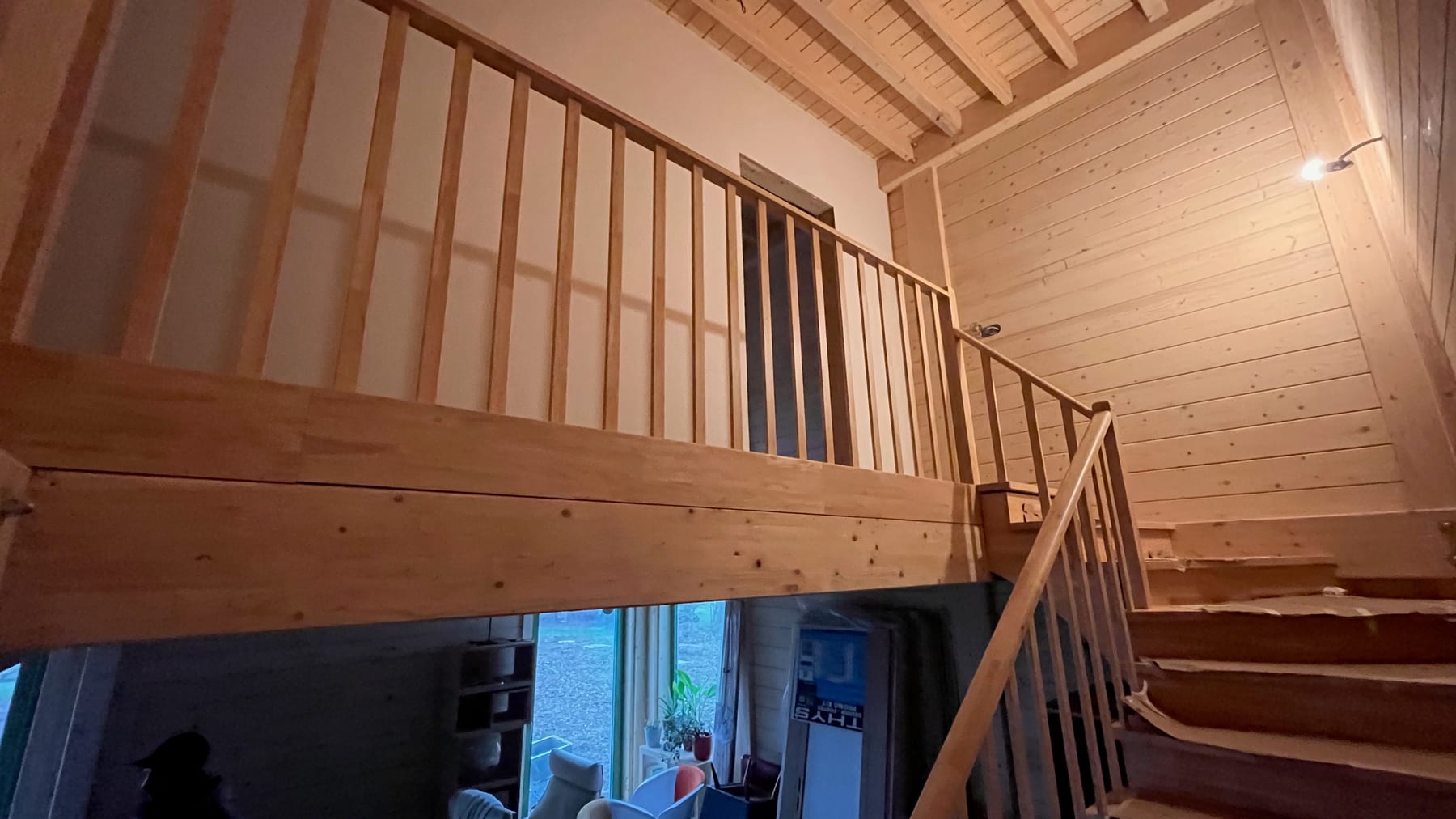 Escalier en hévéa et garde-corps de mezzanine — Belgique