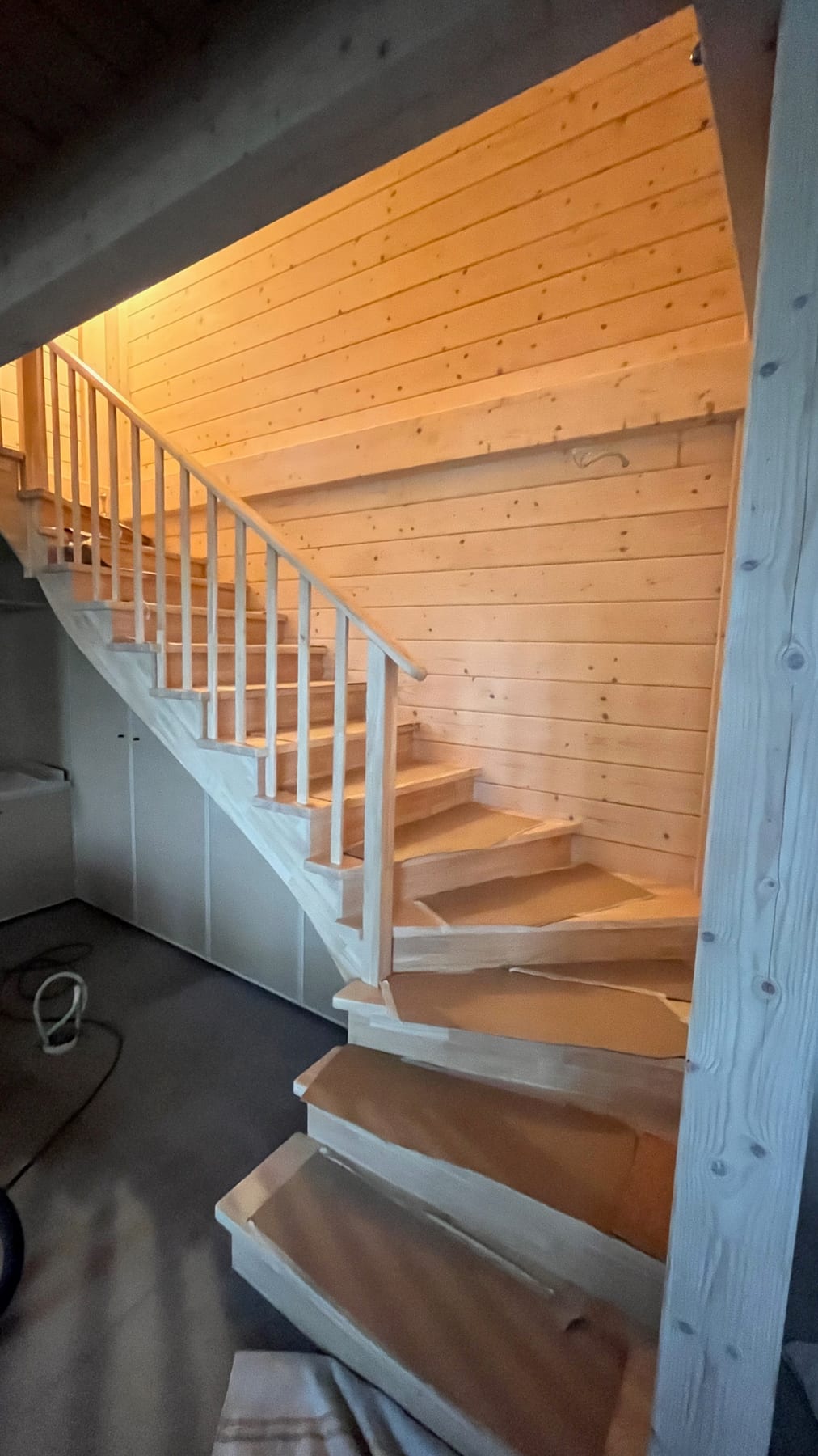 Escalier quart tournant, rangements sous les marches