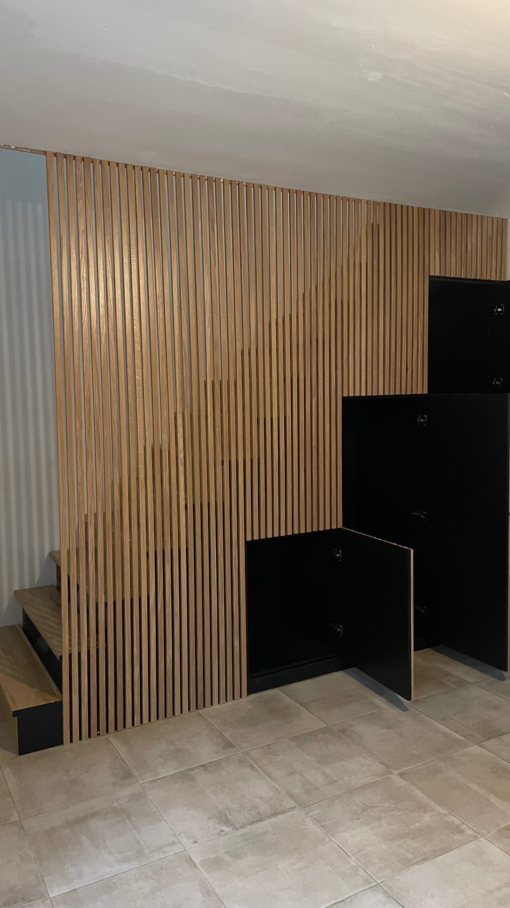 Modules de rangement suspendus devant les tasseaux