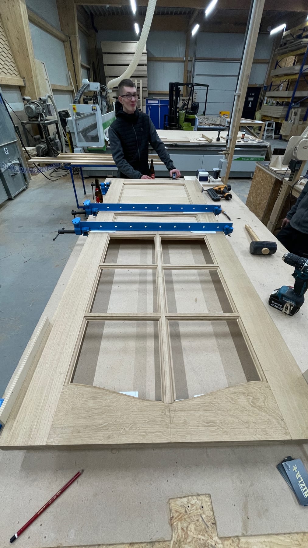Collage sous serre-joints à l’atelier