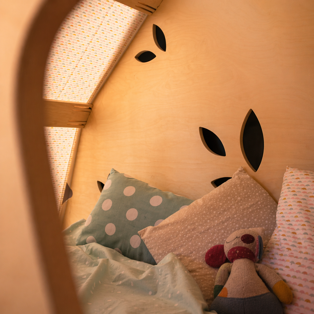 lit-arbre-evolutif-elysta-detail-interieur-cabane-bois.webp
